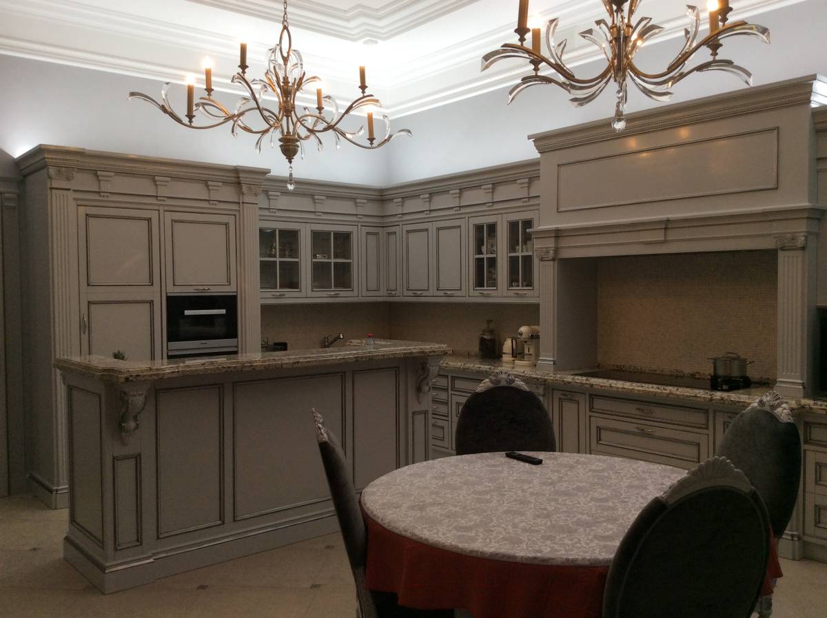 Cucina, tavolo e sedie Luciano Zonta, illuminazione Fine Lamps Art